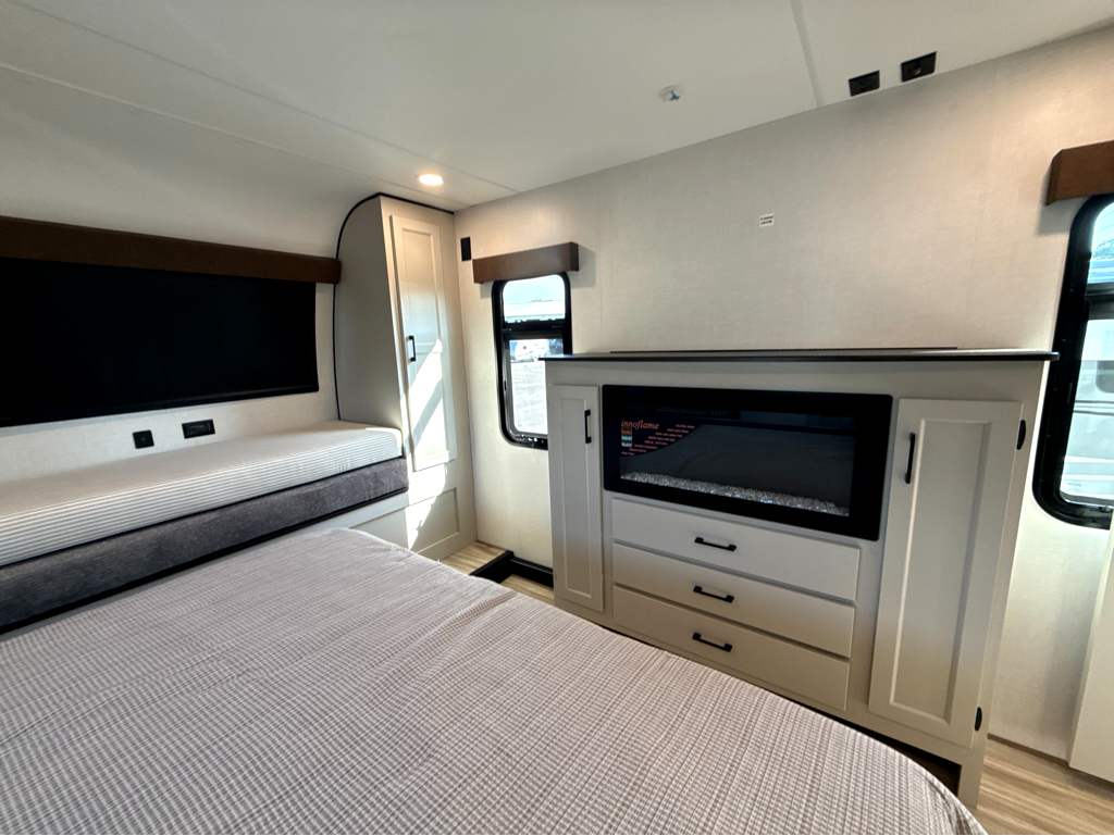 2027 VENTURE RV SPORTTREK 354VBH - Image 25