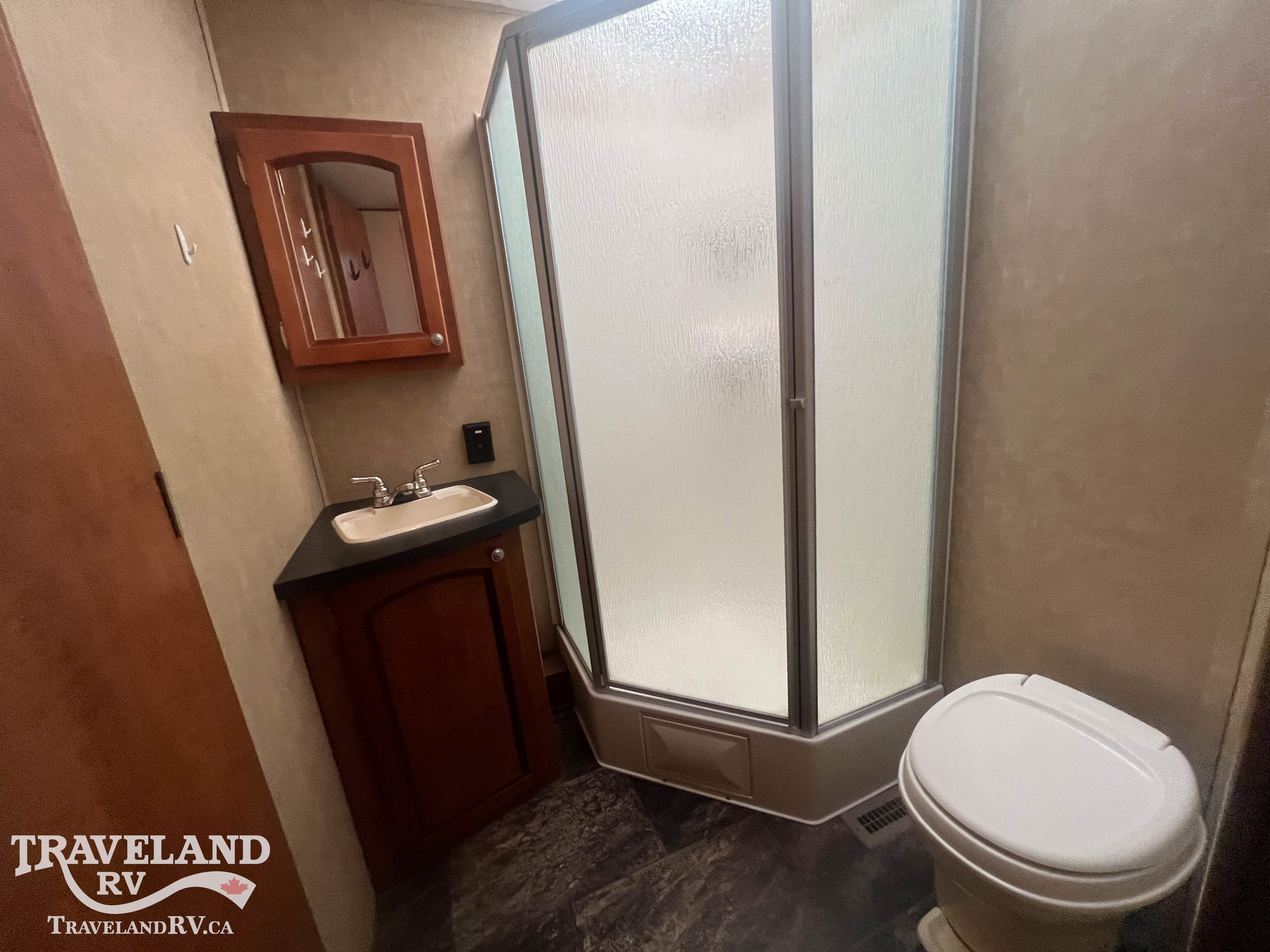 2013 COACHMEN SHASTA REVERE 27RLSS - Image 22