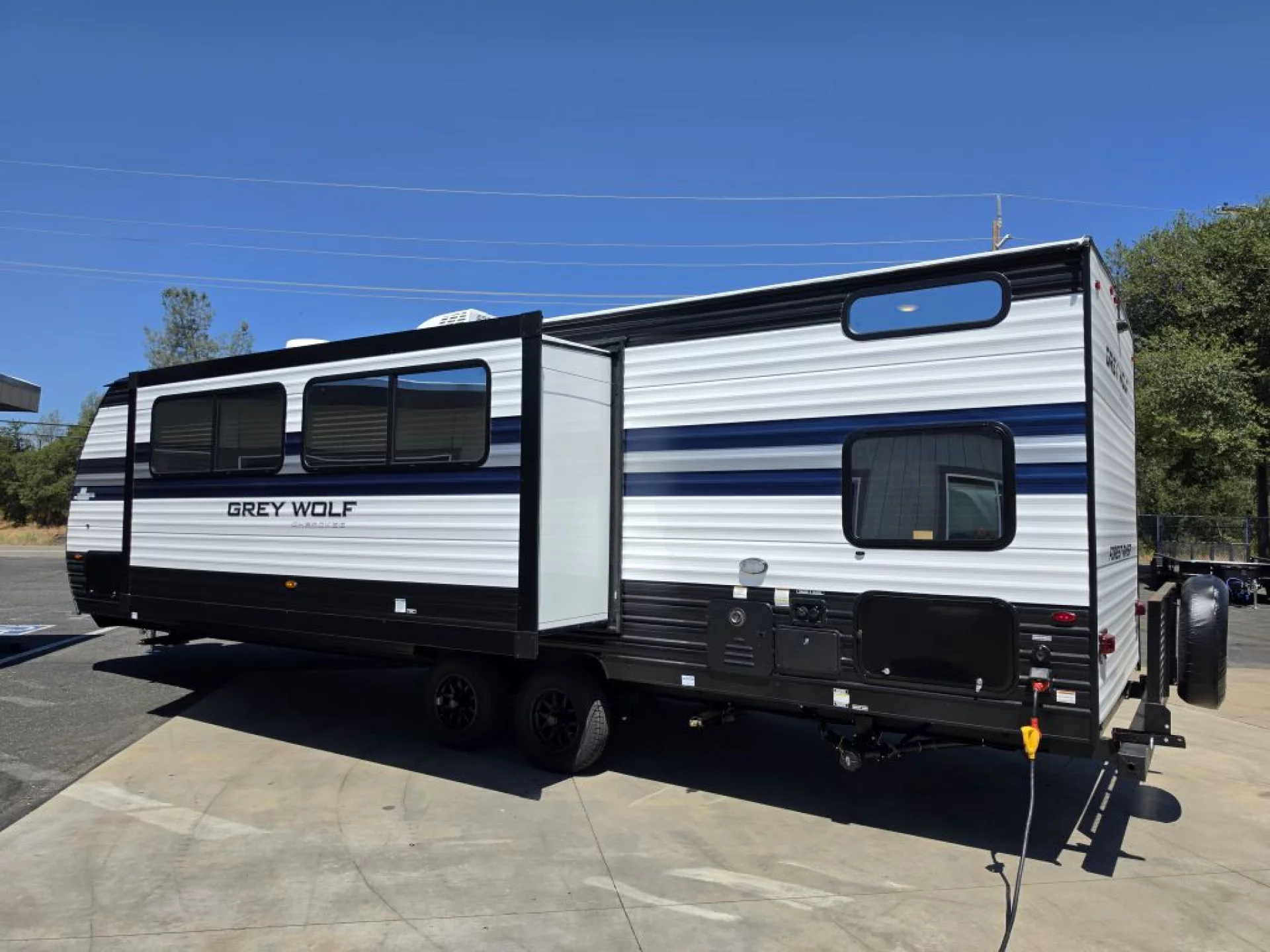 2027 FOREST RIVER CHEROKEE GREY WOLF 26KF - Image 3