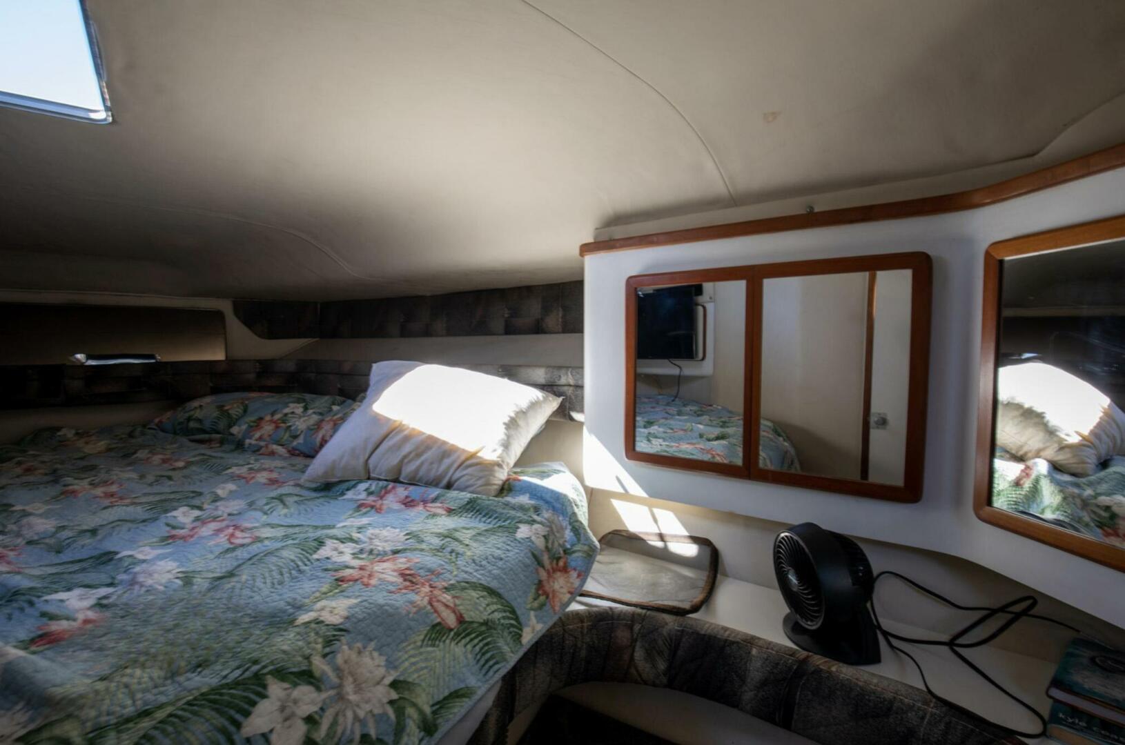 1990 Sea Ray 420 Sundancer - Image 30