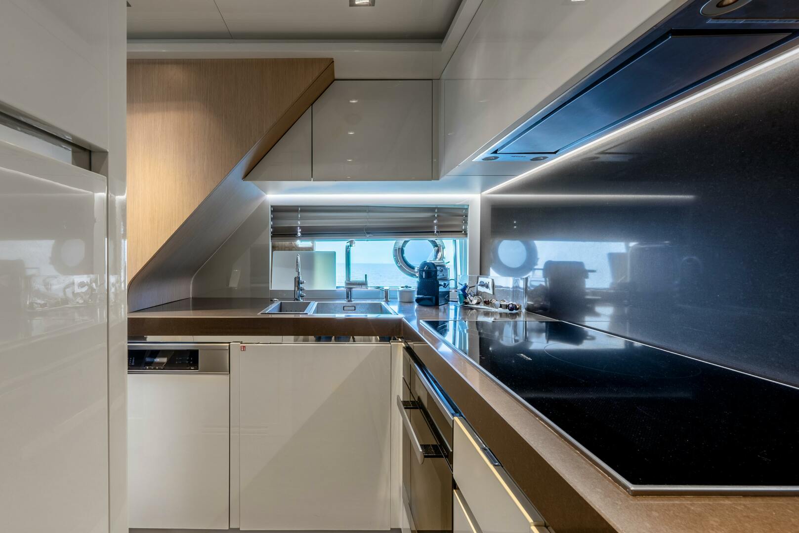 2018 Dominator Yachts Dominator Ilumen Base - Image 39