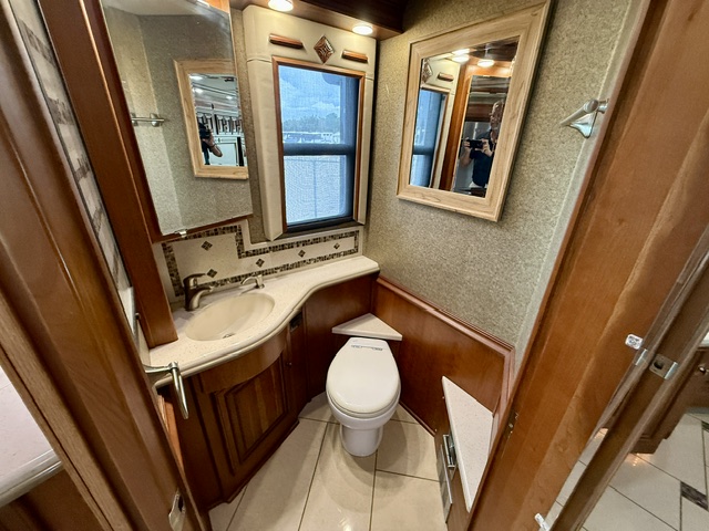 2013 WINNEBAGO TOUR 42QD - Image 19