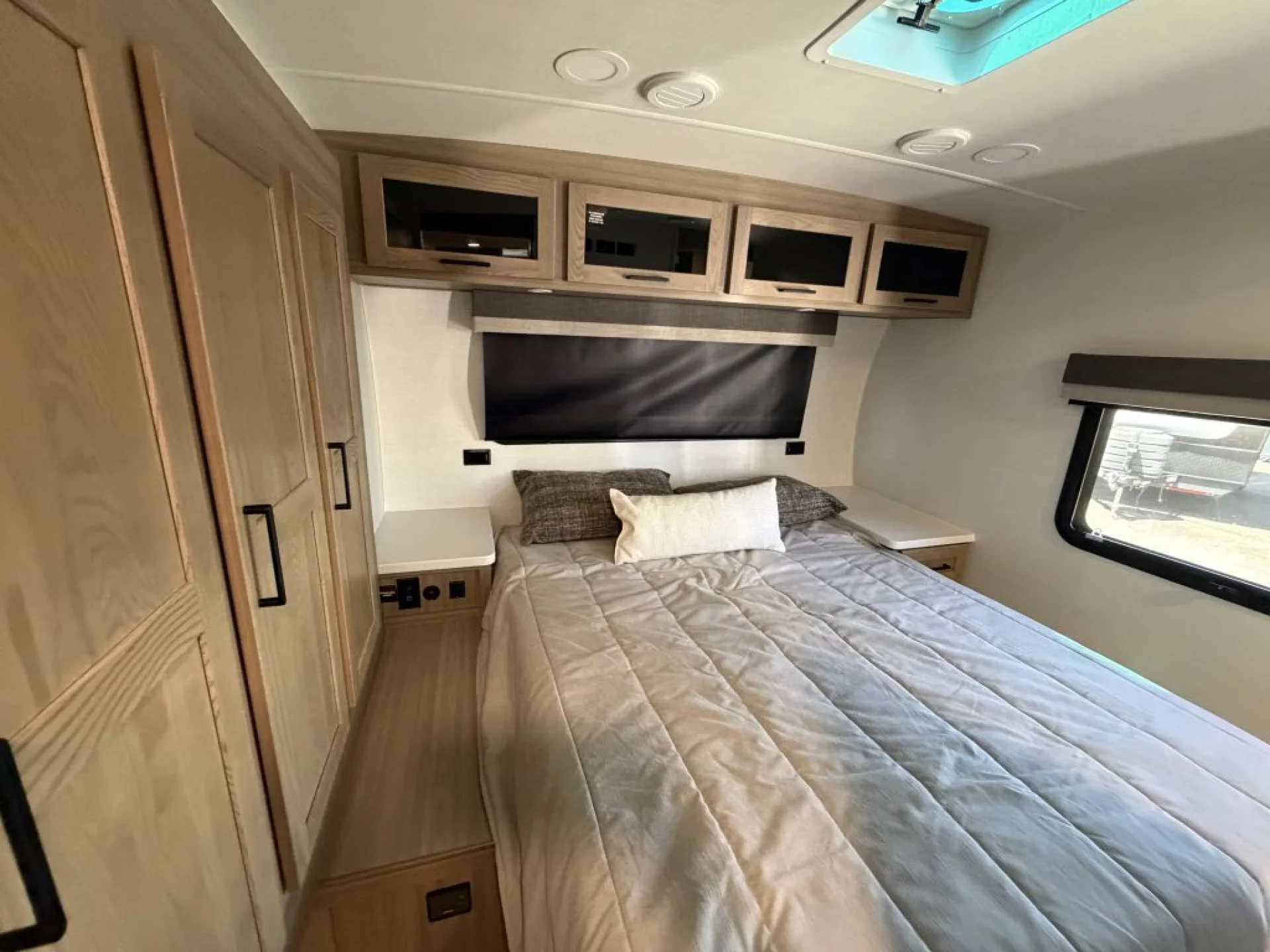 2027 FOREST RIVER ROCKWOOD MINI LITE 2513S - Image 37