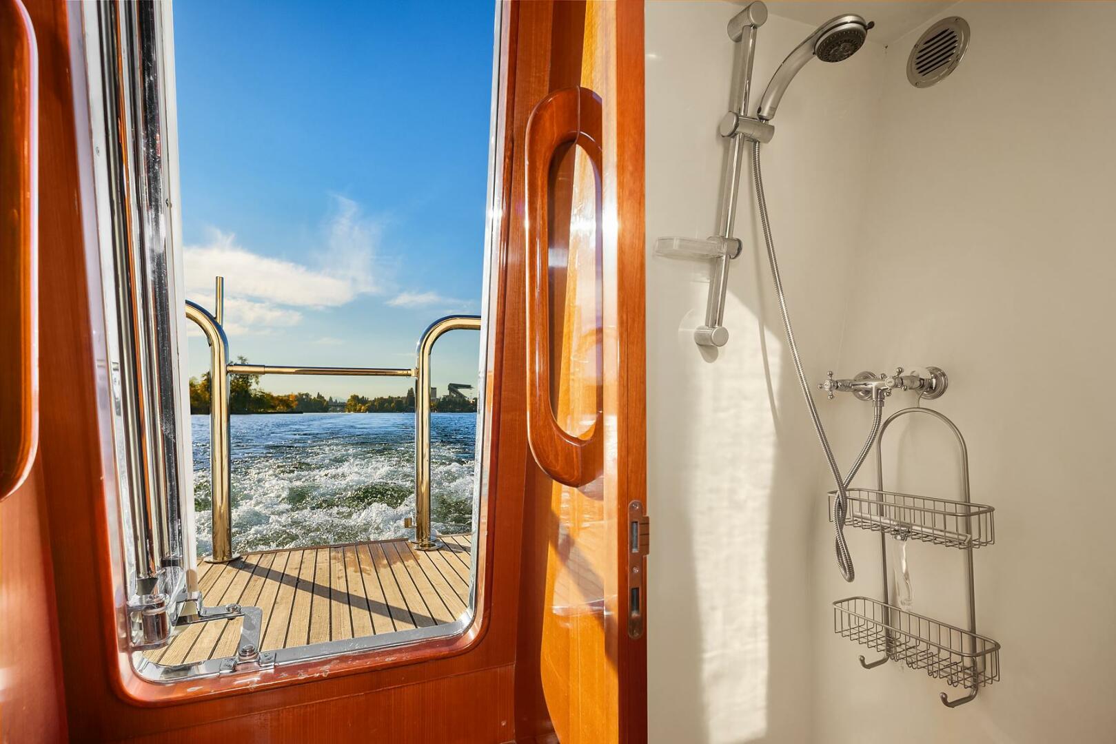 2014 Hampton 720 Skylounge LRC - Image 100