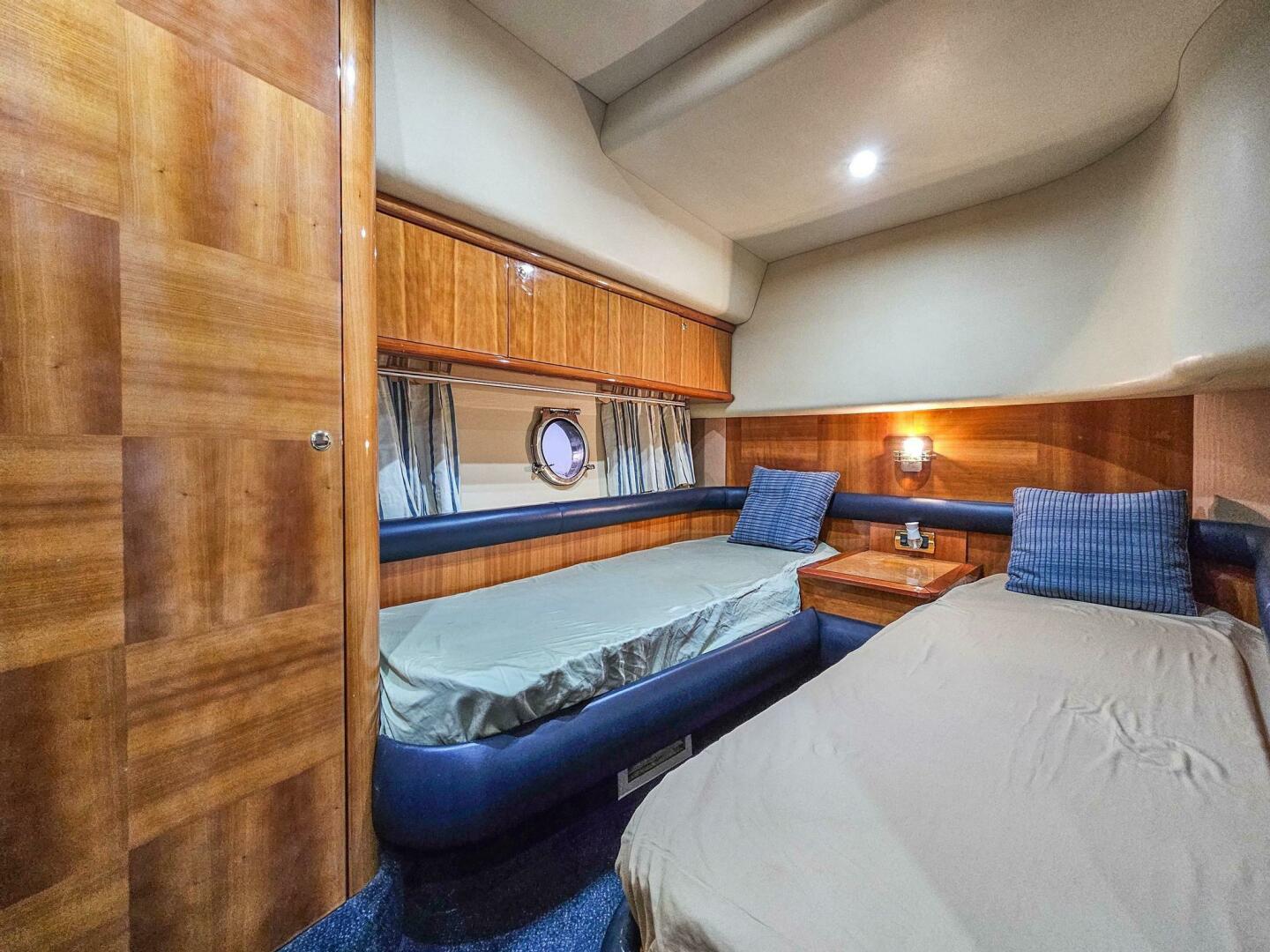 2005 Azimut 55 flybridge - Image 35
