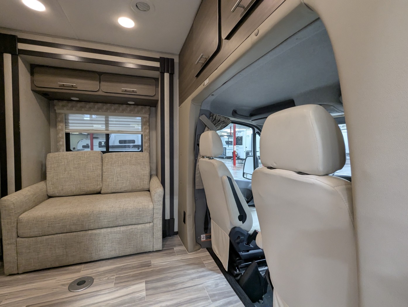 2015 RENEGADE Villagio 25QRS - Image 7