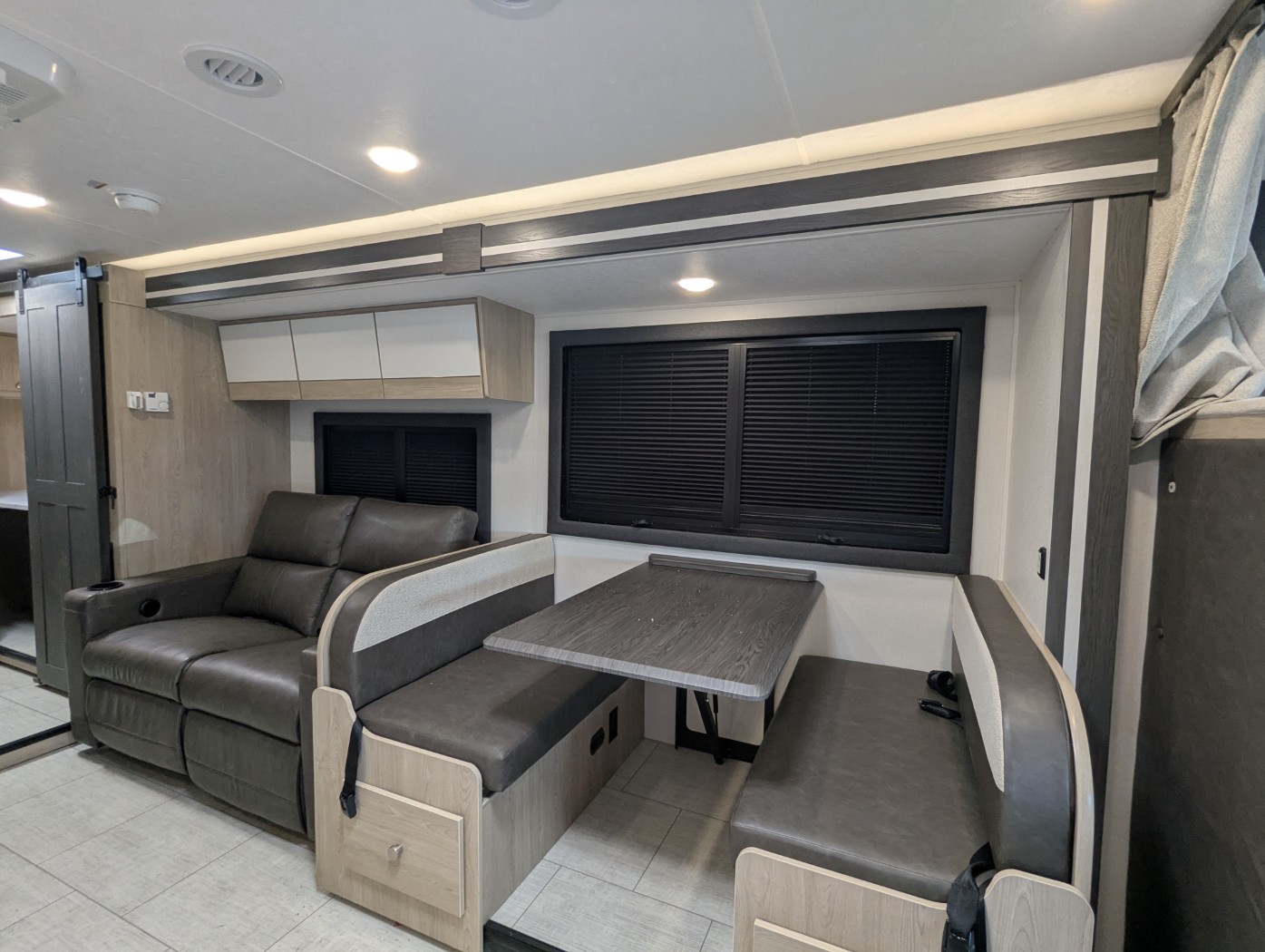 2026 Coachmen Entourage 340BH - Image 10
