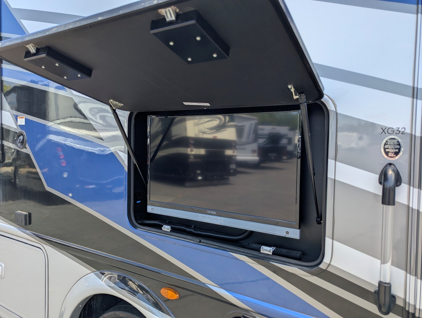 2024 Thor Motor Coach Omni XG32 - Image 10