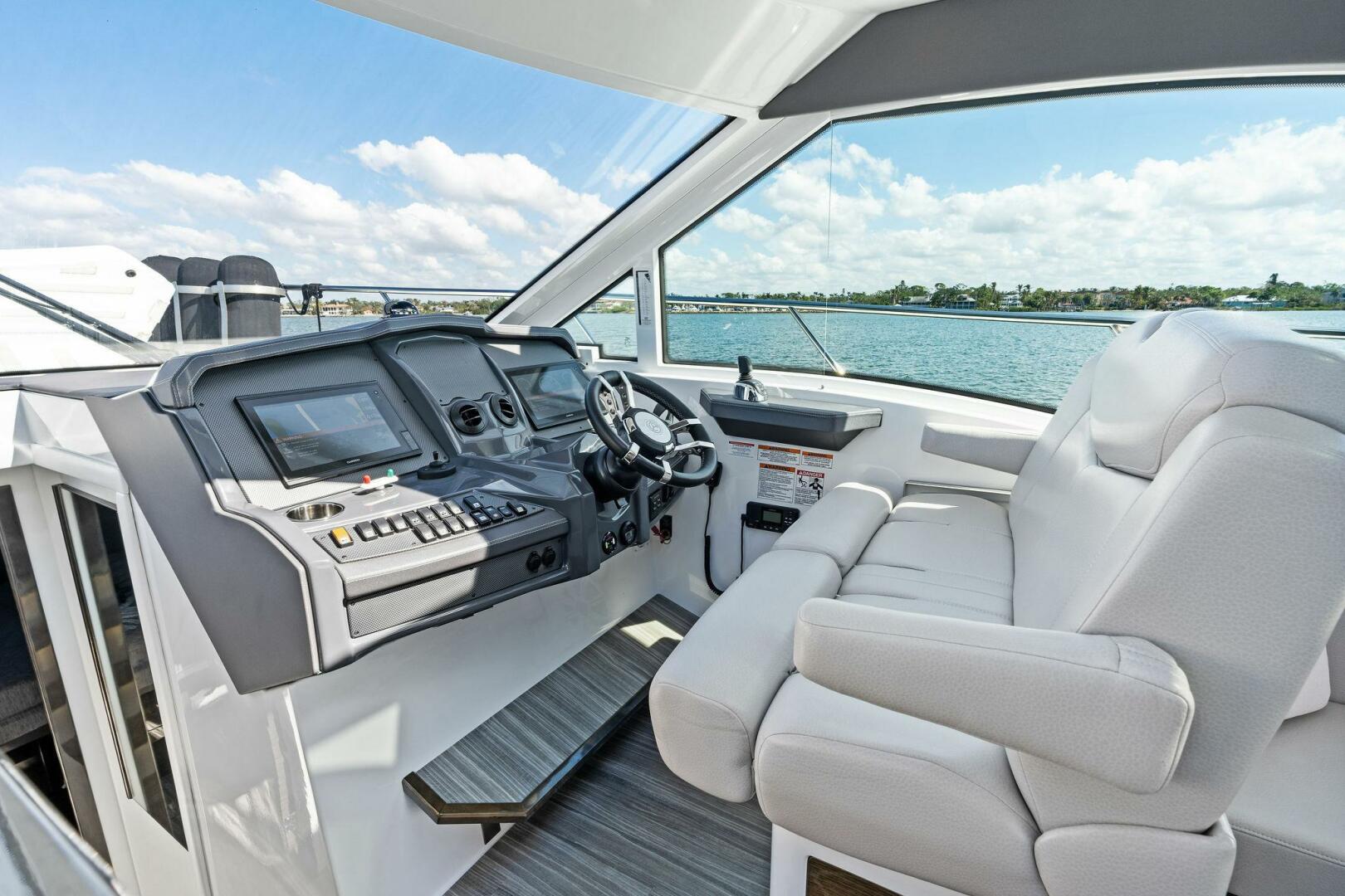 2019 Cruisers Yachts 45 Cantius - Image 3