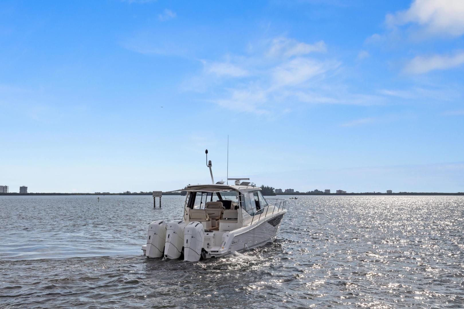 2022 Boston Whaler 405 Conquest - Image 3