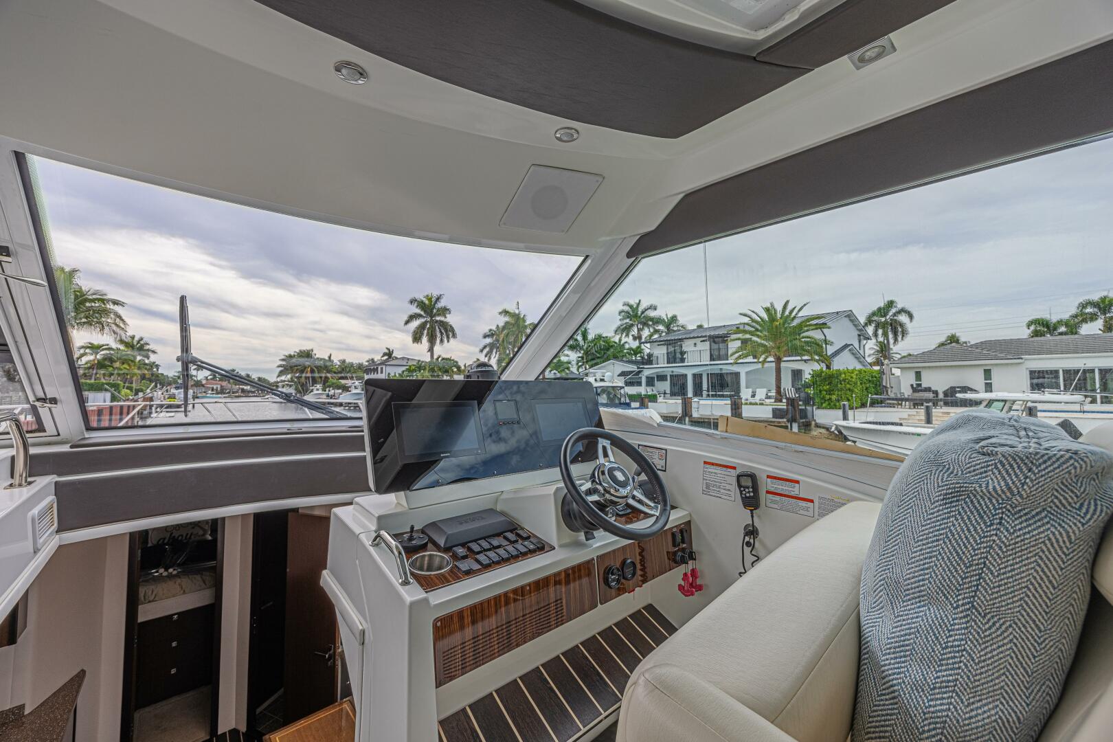 2012 Cruisers Yachts 48 Cantius - Image 24