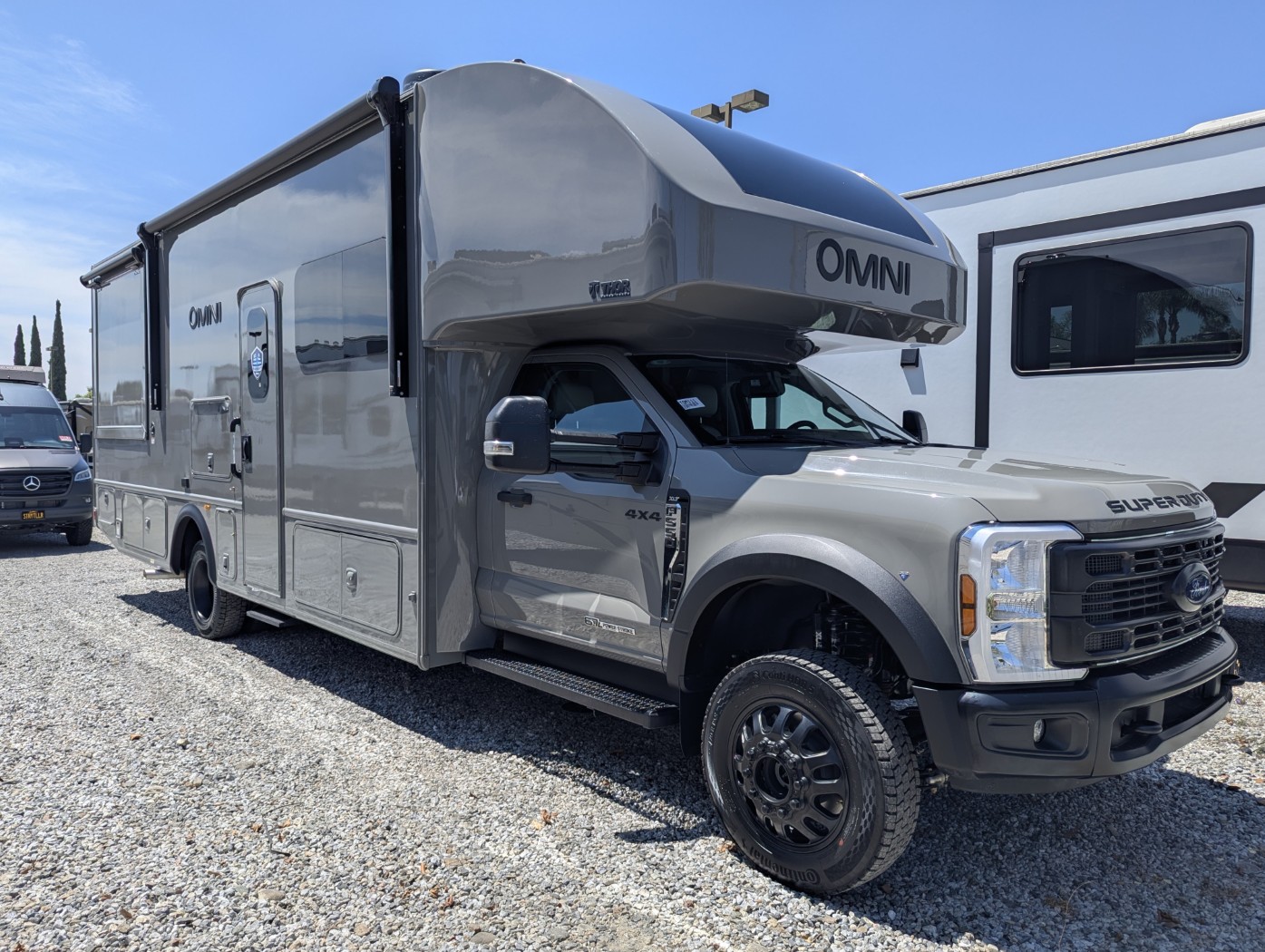 2027 Thor Motor Coach Omni X32 - Image 1