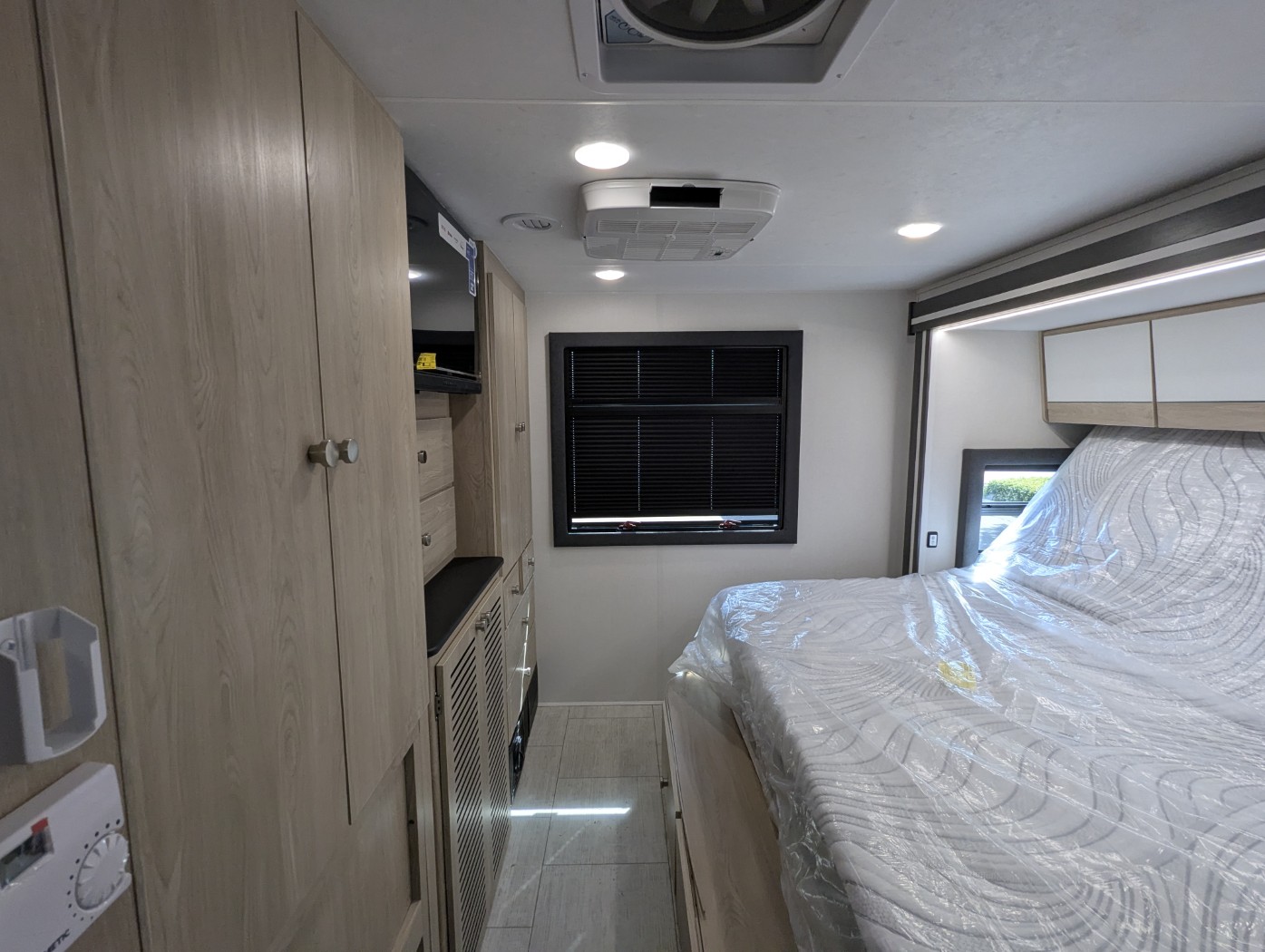 2026 Coachmen Entourage 330DS - Image 10