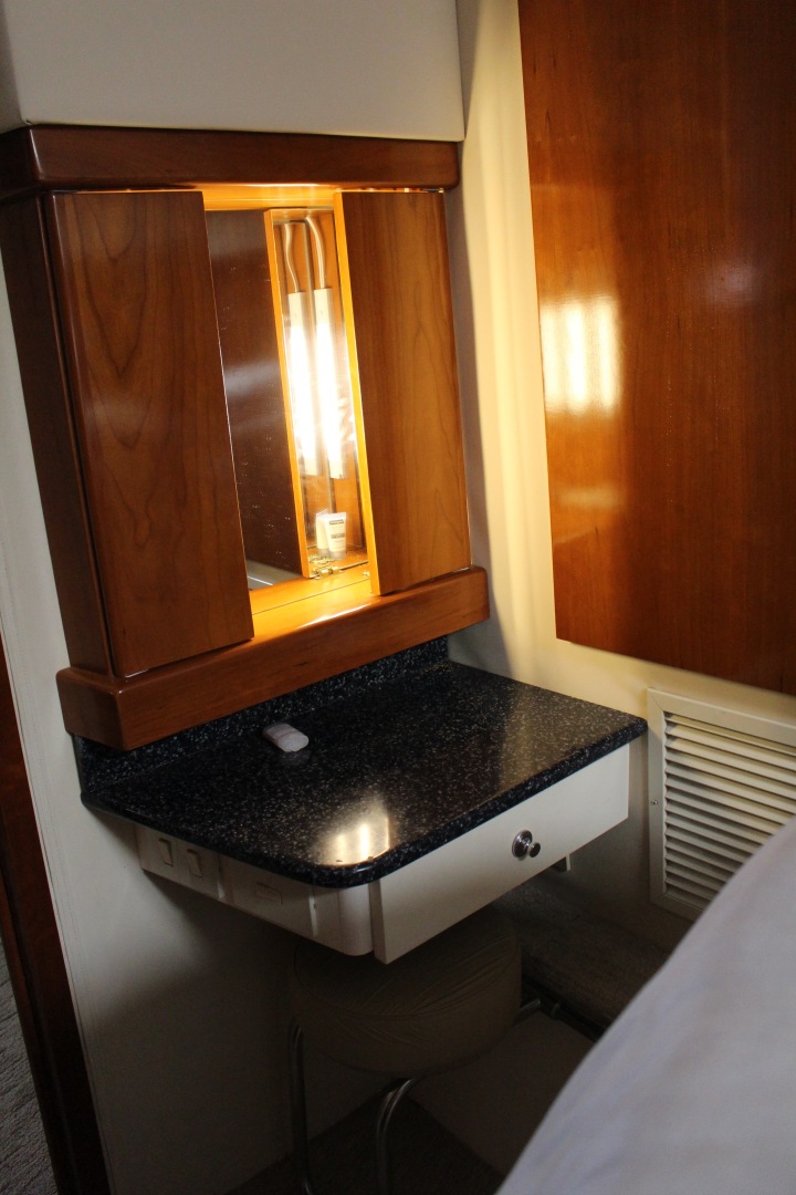 2000 Carver Trojan 440 Express - Image 31