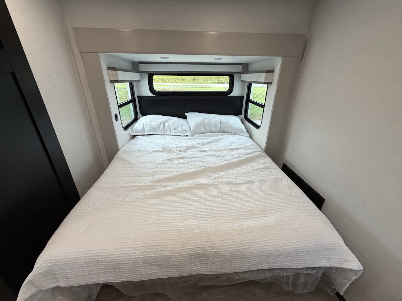 2027 JAYCO NORTH POINT 375TBDB - Image 40