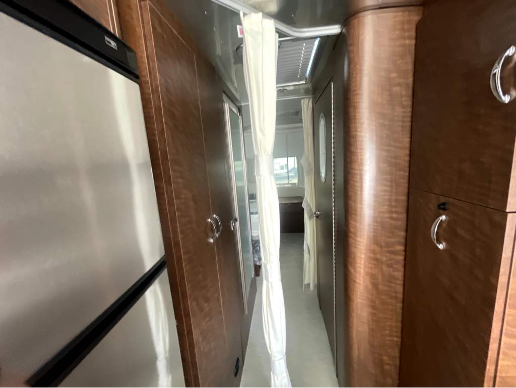 2026 AIRSTREAM GLOBETROTTER 27FBT - Image 34