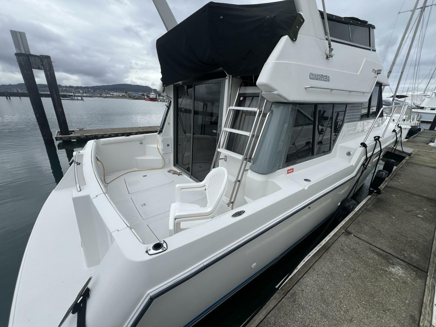 1994 Carver 370 Voyager - Image 3