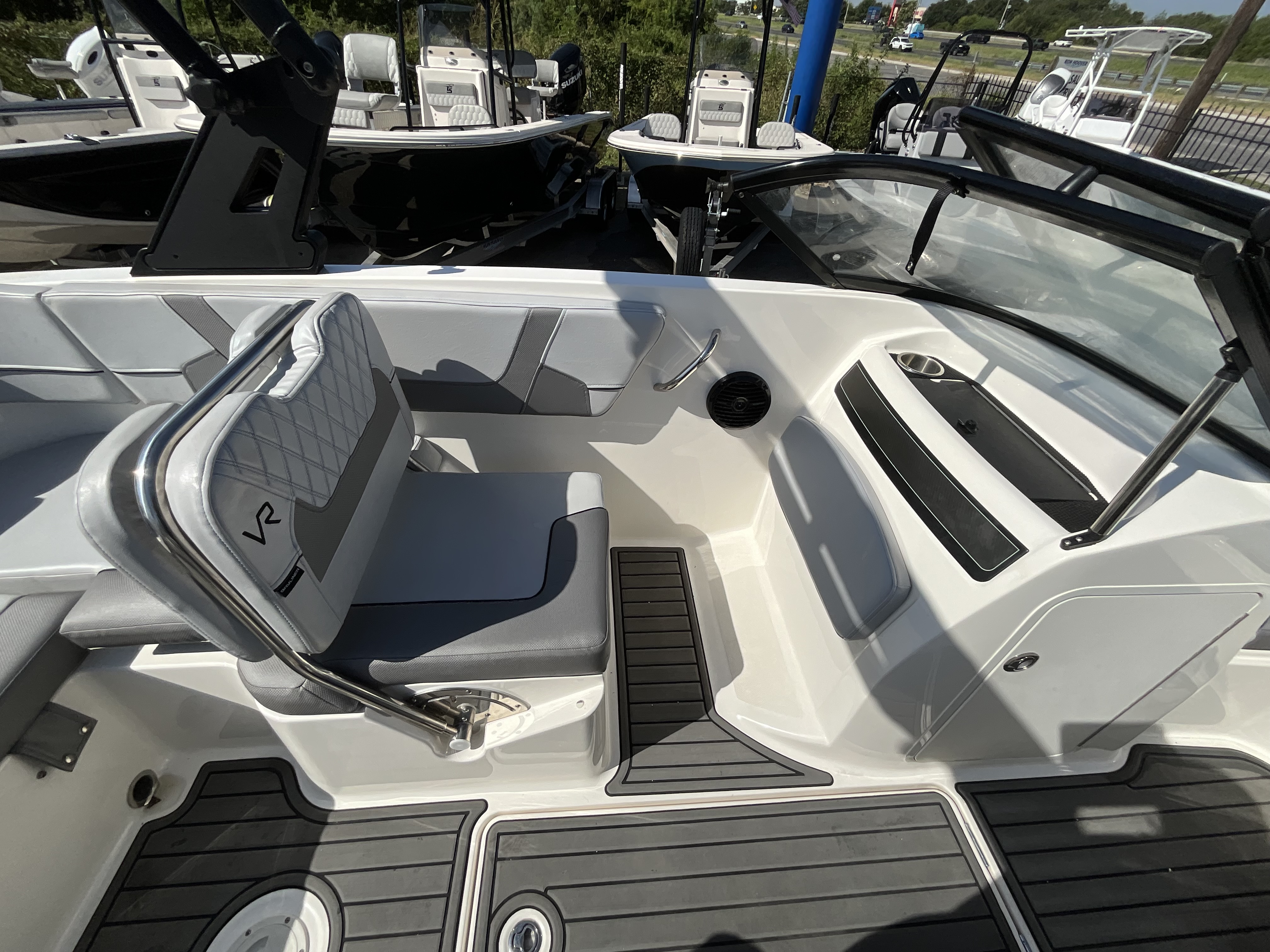 2022 Bayliner VR5 Base - Image 10