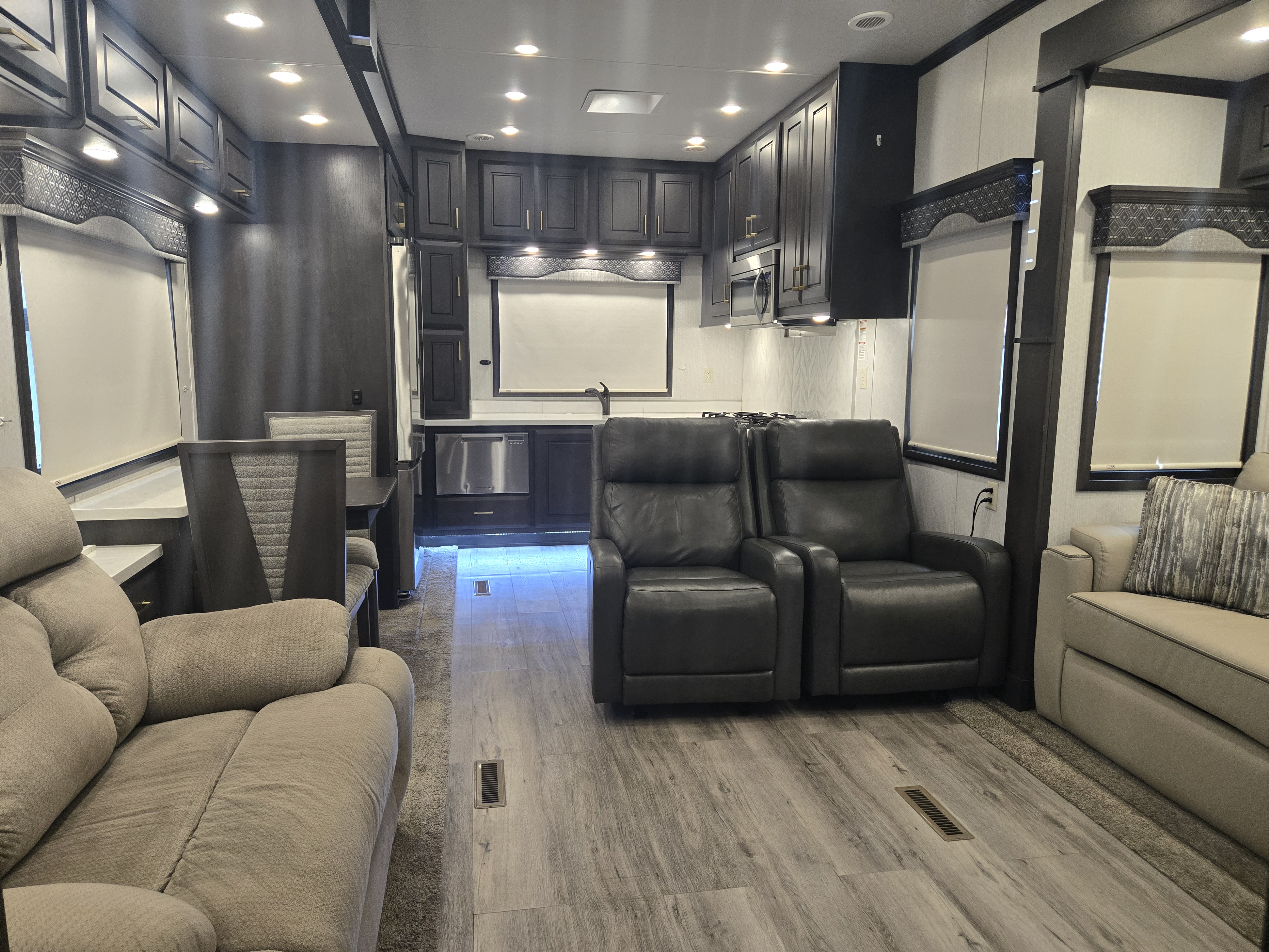2021 DRV Mobile Suites 41RKDB - Image 8