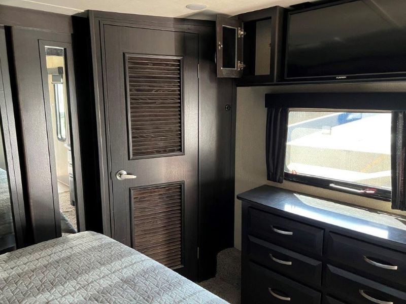 2016 Dutchmen Voltage 4150 - Image 21