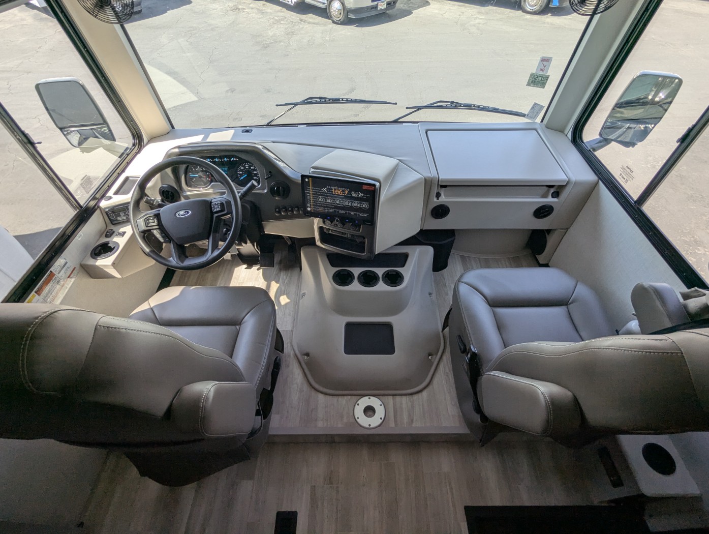 2025 Thor Motor Coach Windsport 35R - Image 12