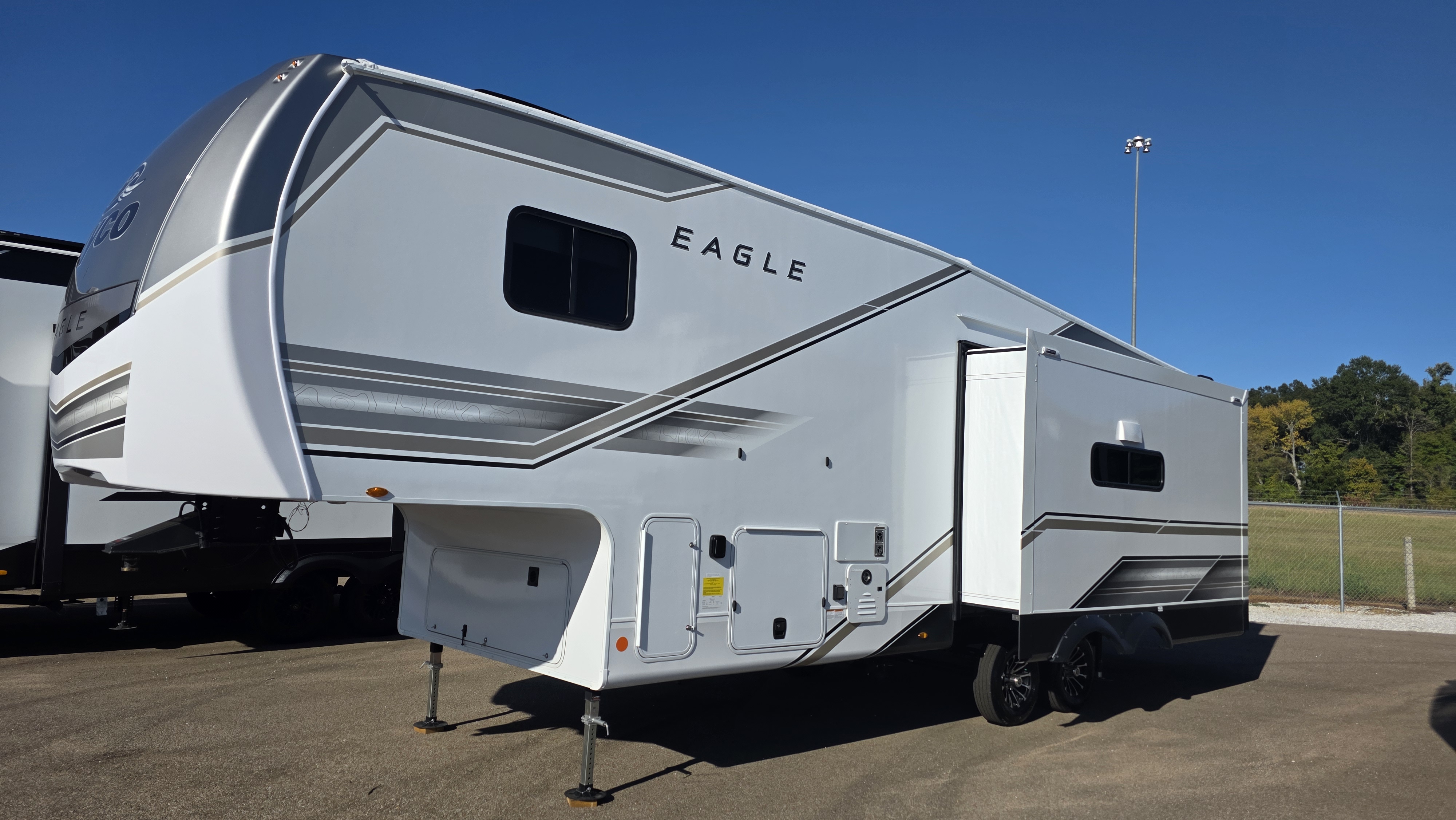 2027 JAYCO EAGLE 29RLC - Image 2