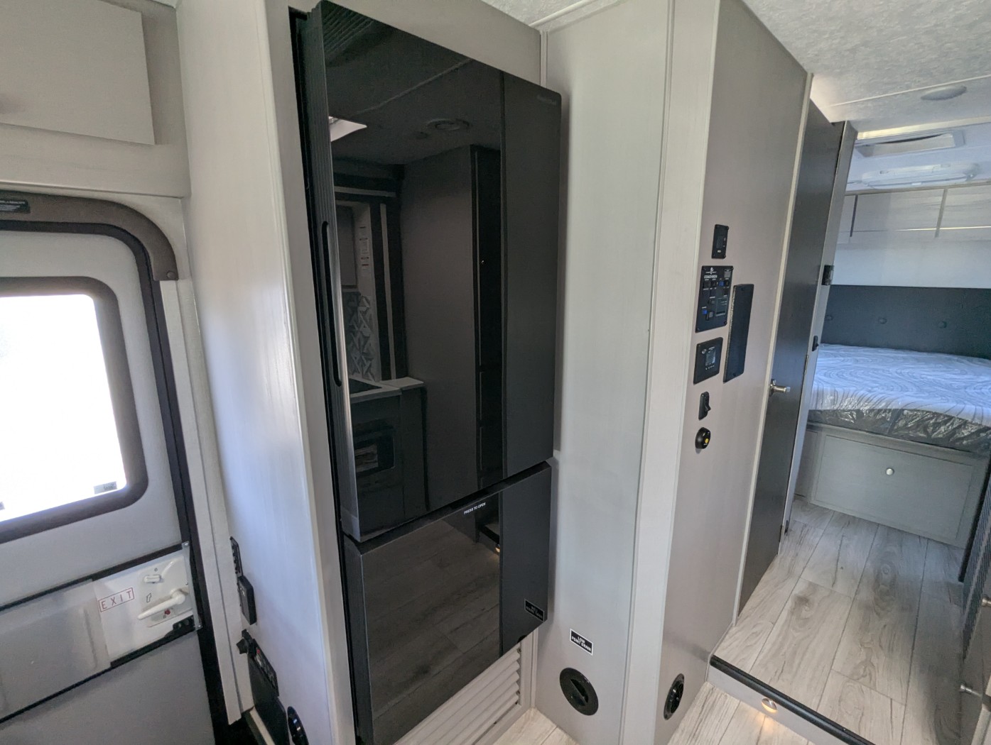 2026 Coachmen Entourage 320LV - Image 17