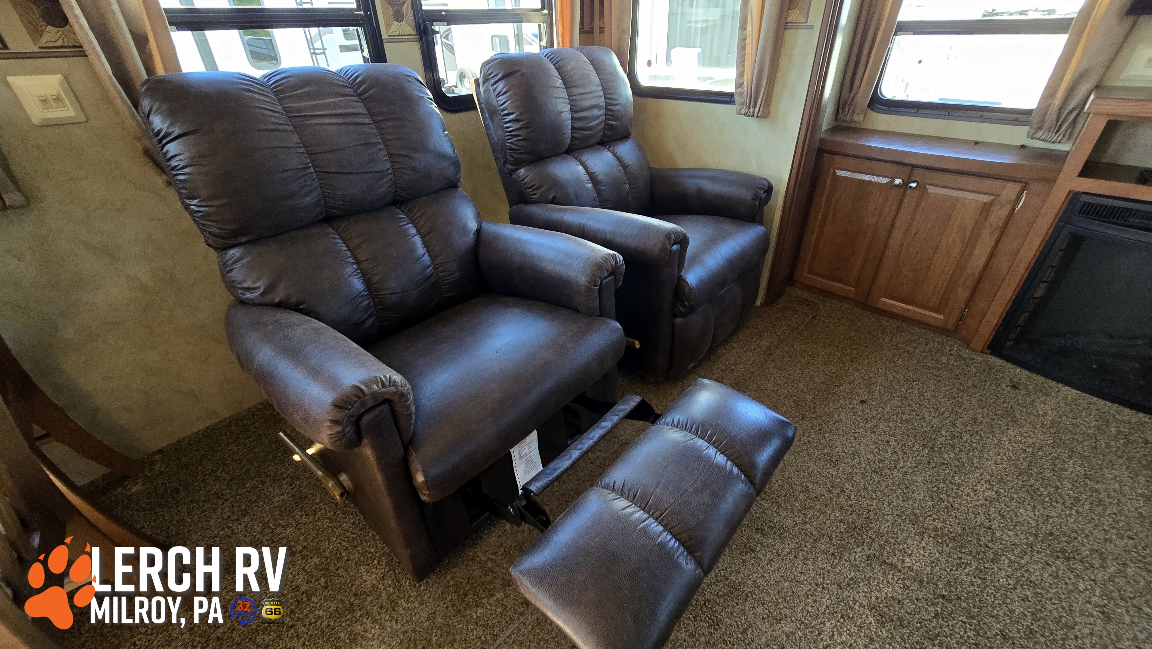 2013 FOREST RIVER CEDAR CREEK SILVERBACK 29RE - Image 11