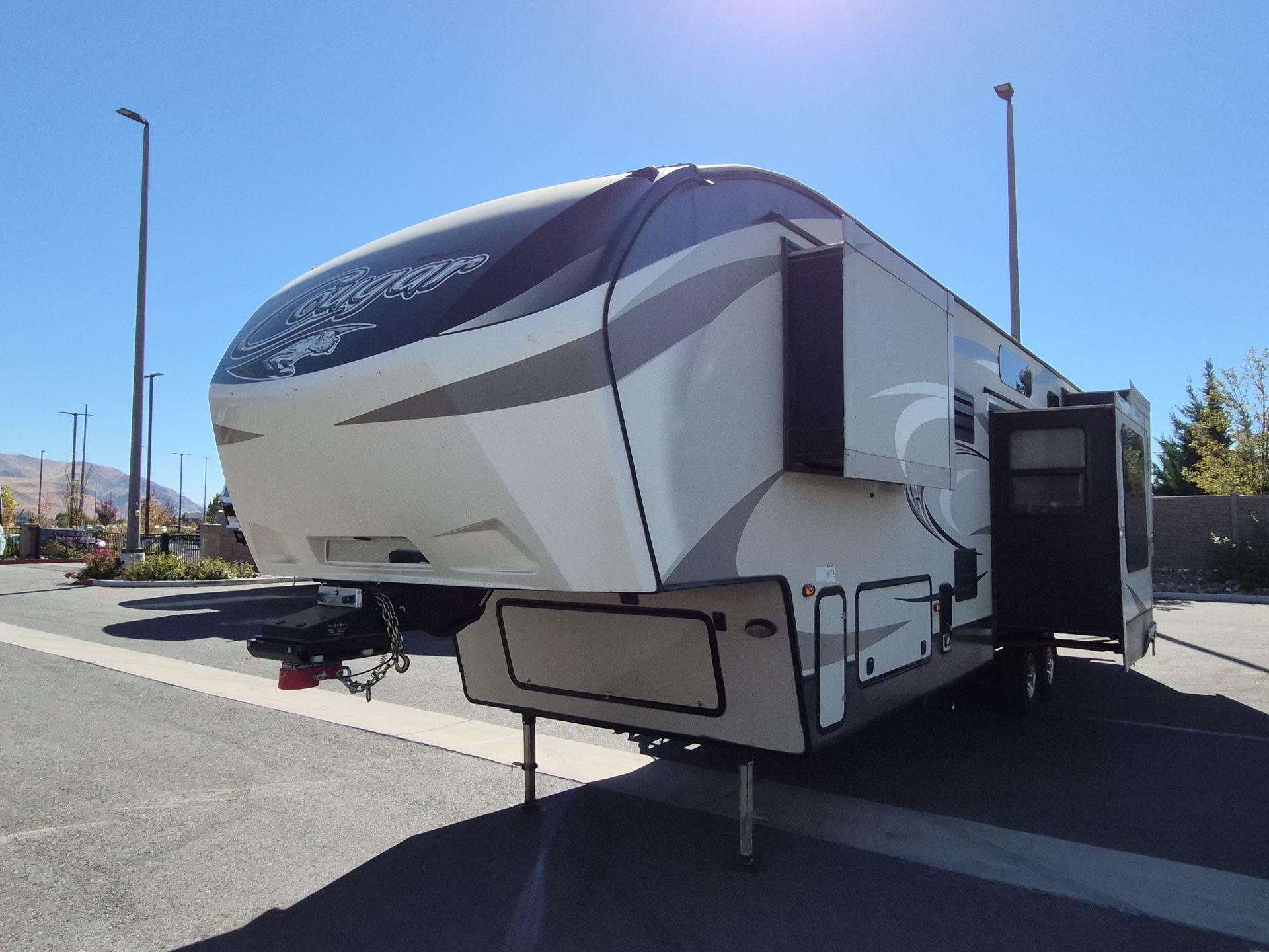 2017 Keystone Cougar 326RDS - Image 4