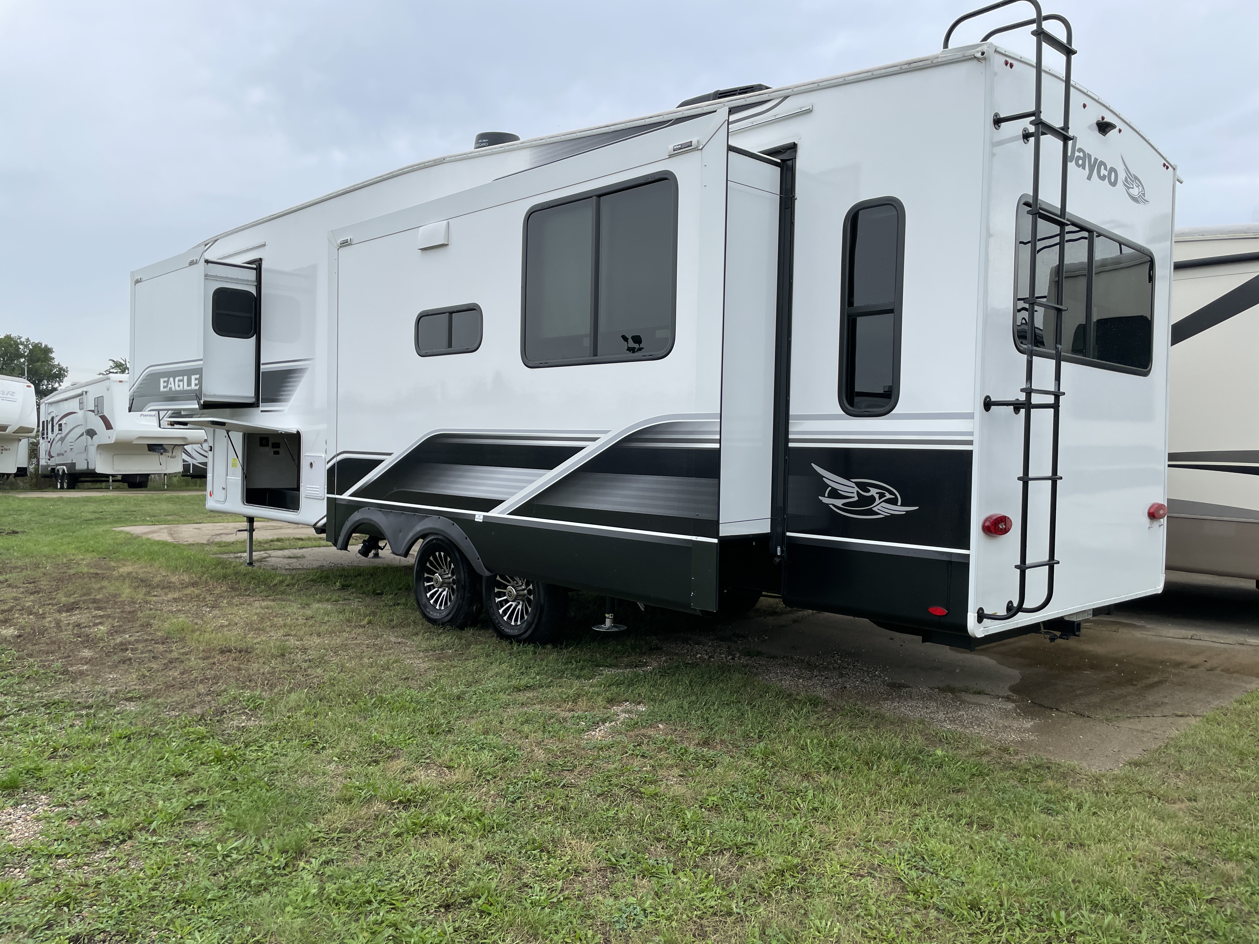 2024 Jayco Eagle 317RLOK - Image 5