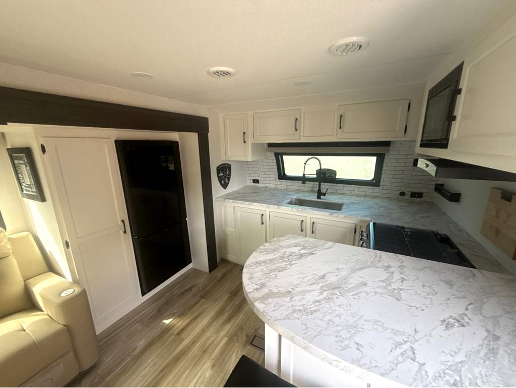 2027 VENTURE RV STRATUS 262VFK - Image 12