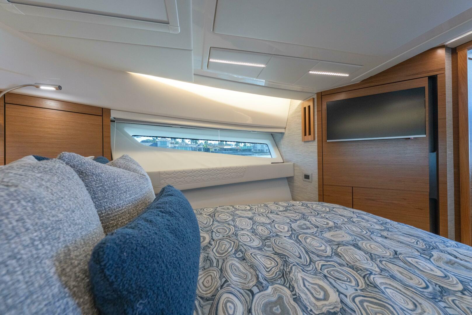 2025 Tiara Yachts 43 LE - Image 38