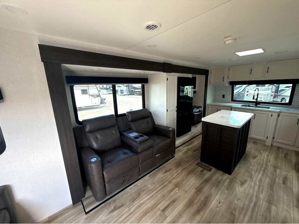 2027 VENTURE RV SPORTTREK 333VFK - Image 10
