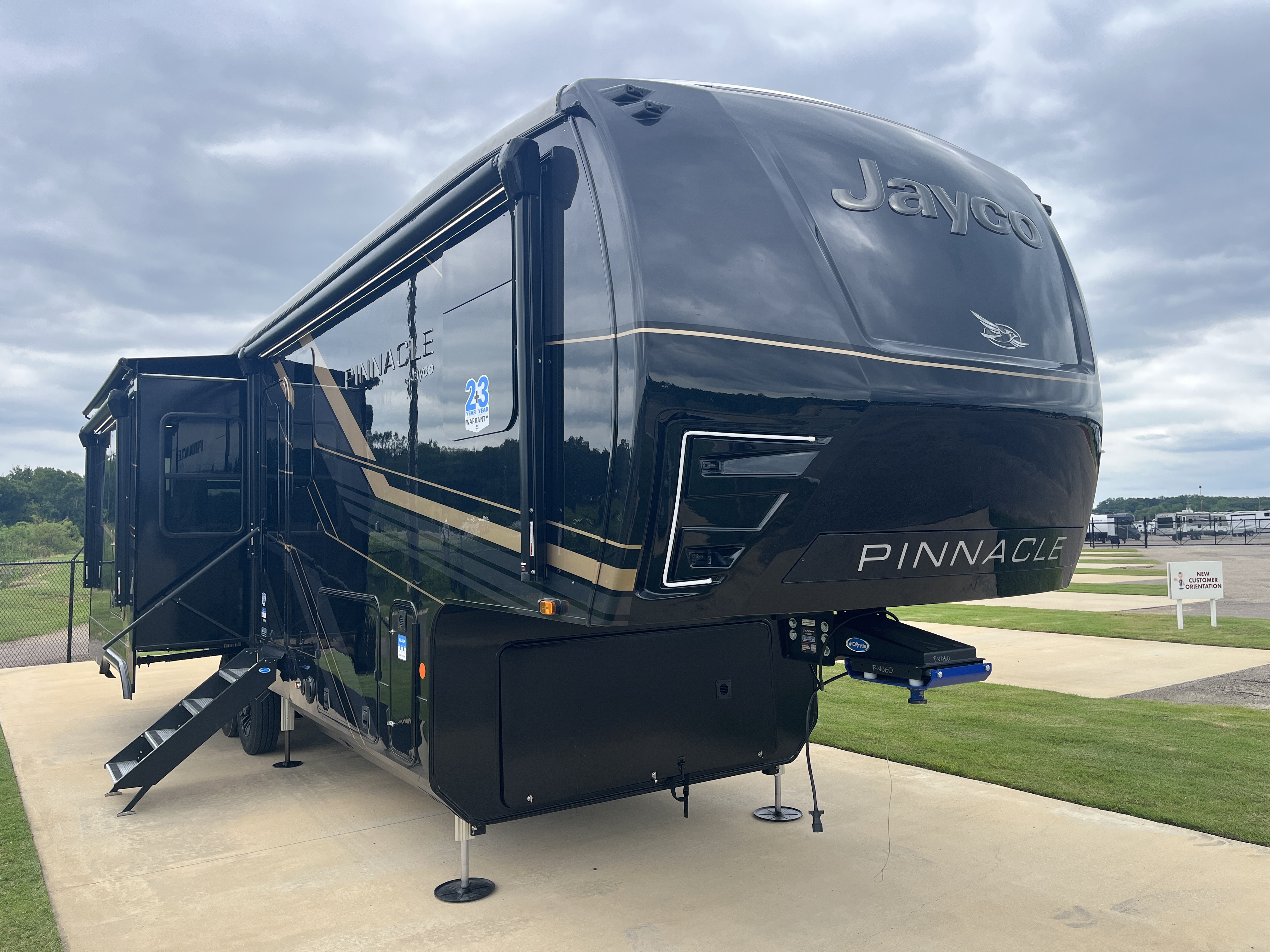 2027 JAYCO PINNACLE 32RLTS - Image 1