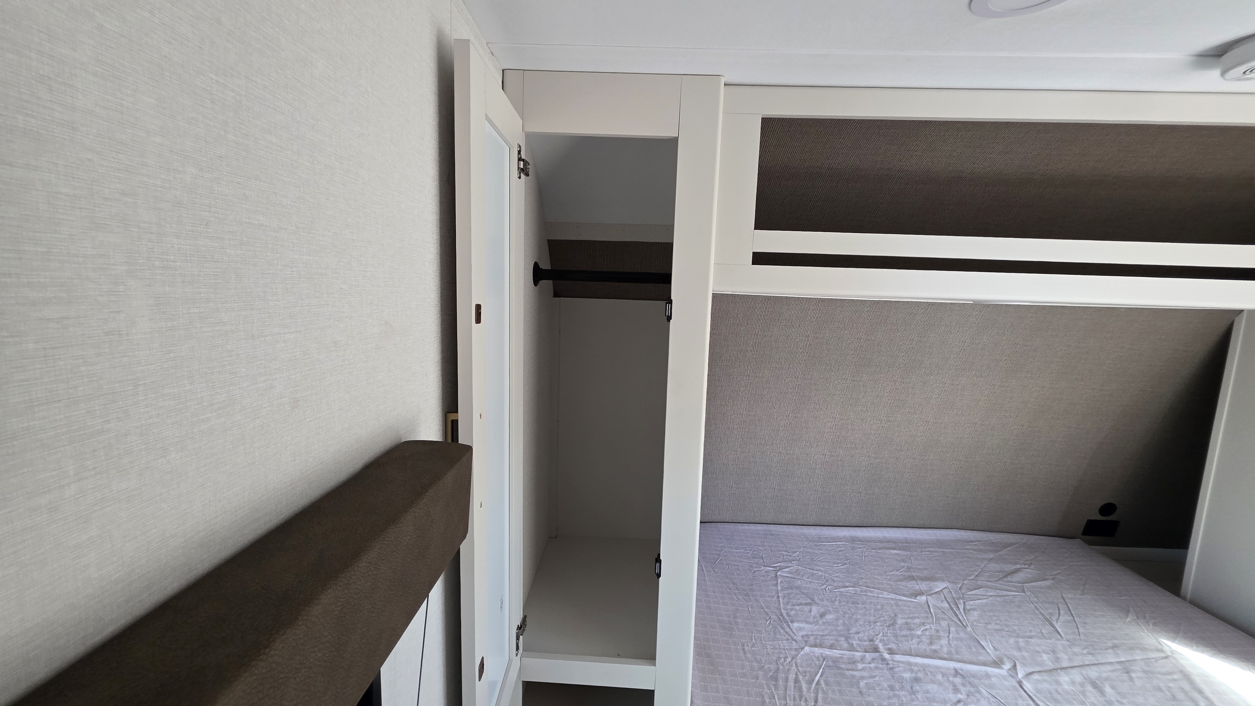 2027 GRAND DESIGN TRANSCEND 26BHX - Image 21