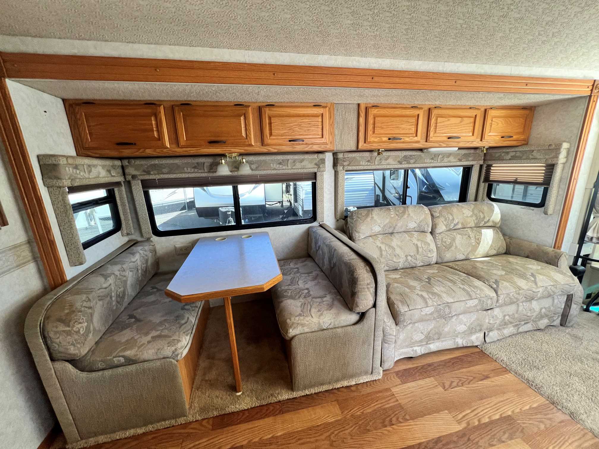 2004 Winnebago Brave 32V - Image 13
