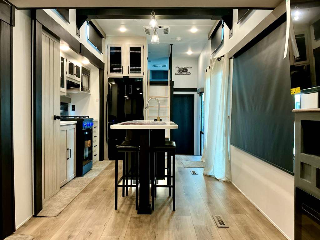 2026 PALOMINO 423LFT - Image 4