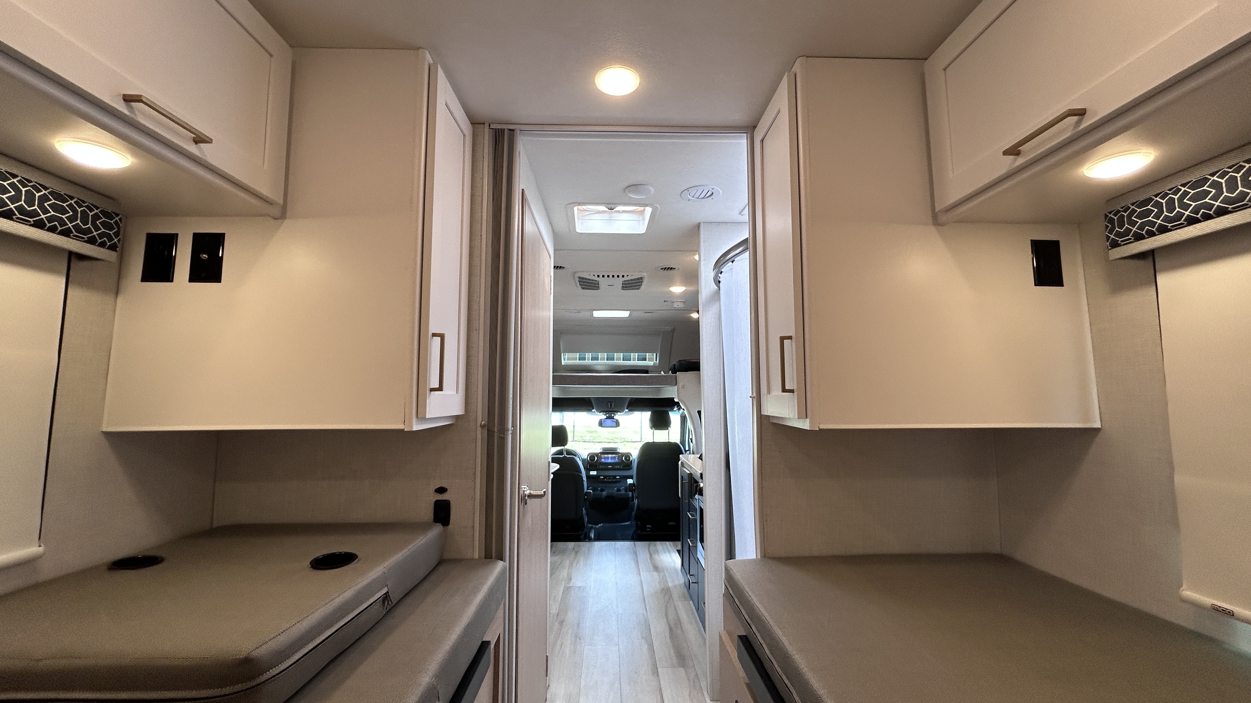 2026 Thor Motor Coach Quantum Sprinter GL24 - Image 21