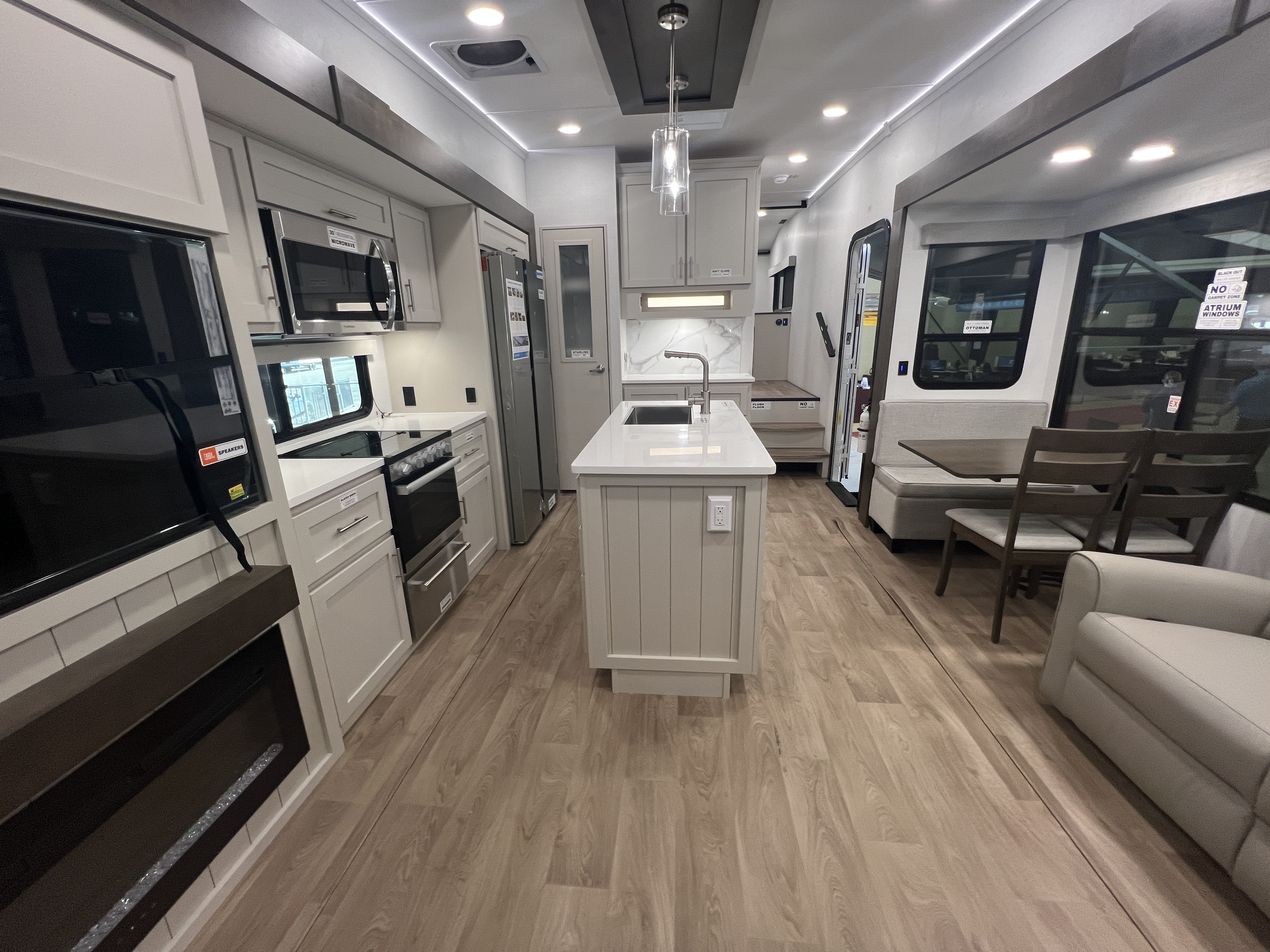 2027 Alliance RV Avenue 32RLS - Image 14