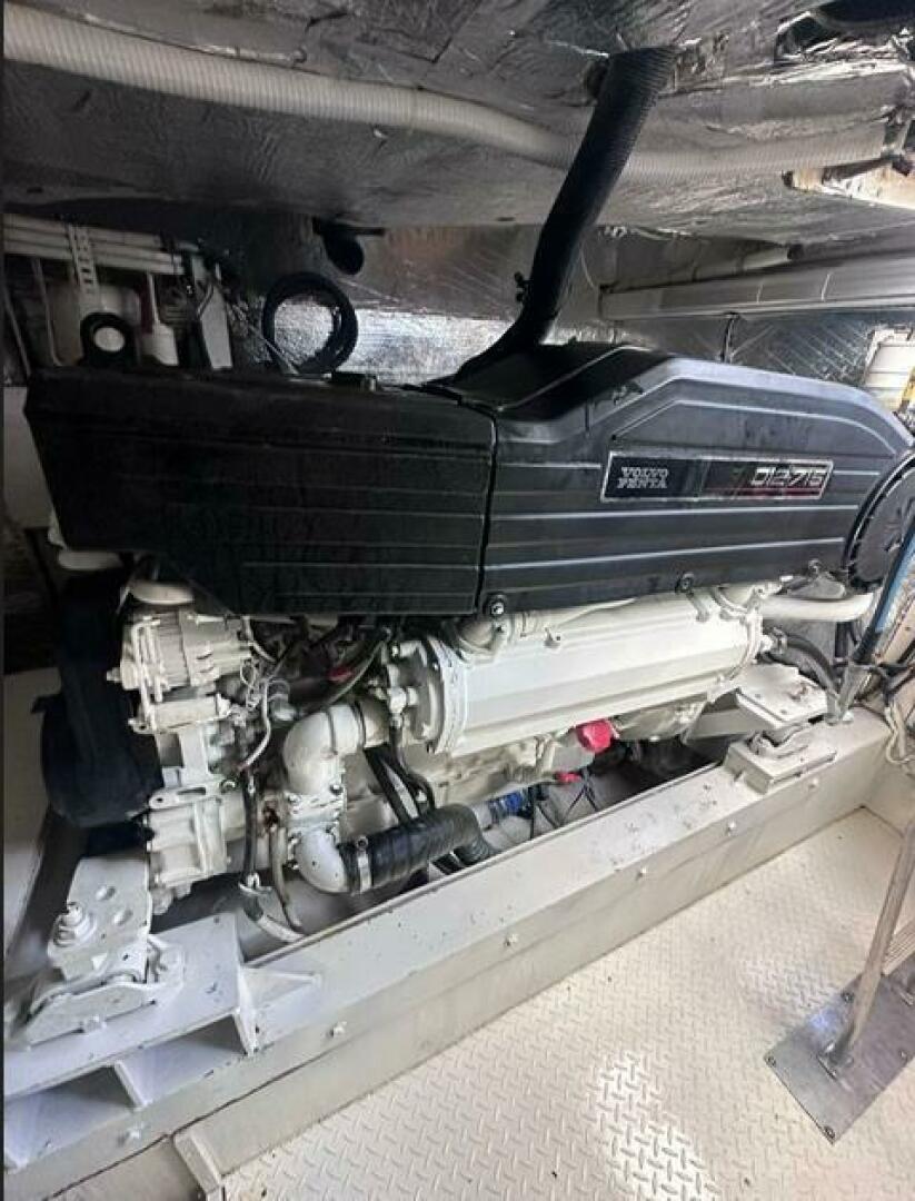 2011 Cruisers Yachts 560 Express - Image 13