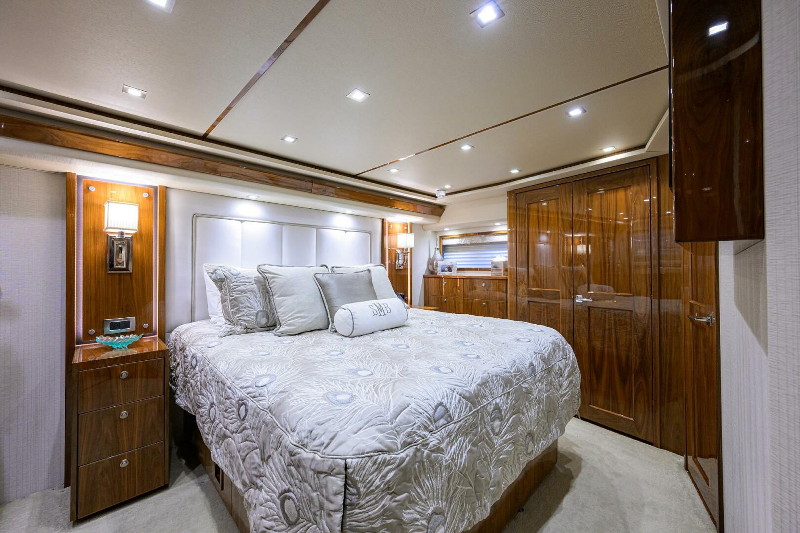 2021 Viking 72 Convertible - Image 12