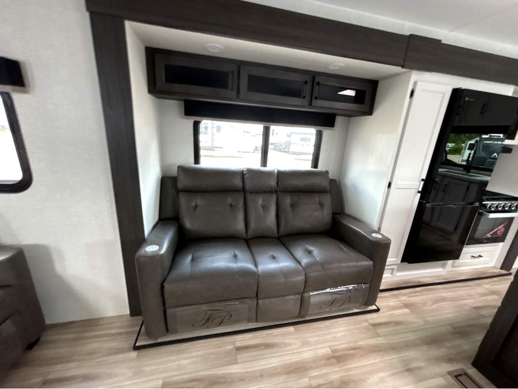 2026 VENTURE RV SPORTTREK 333VFK - Image 9