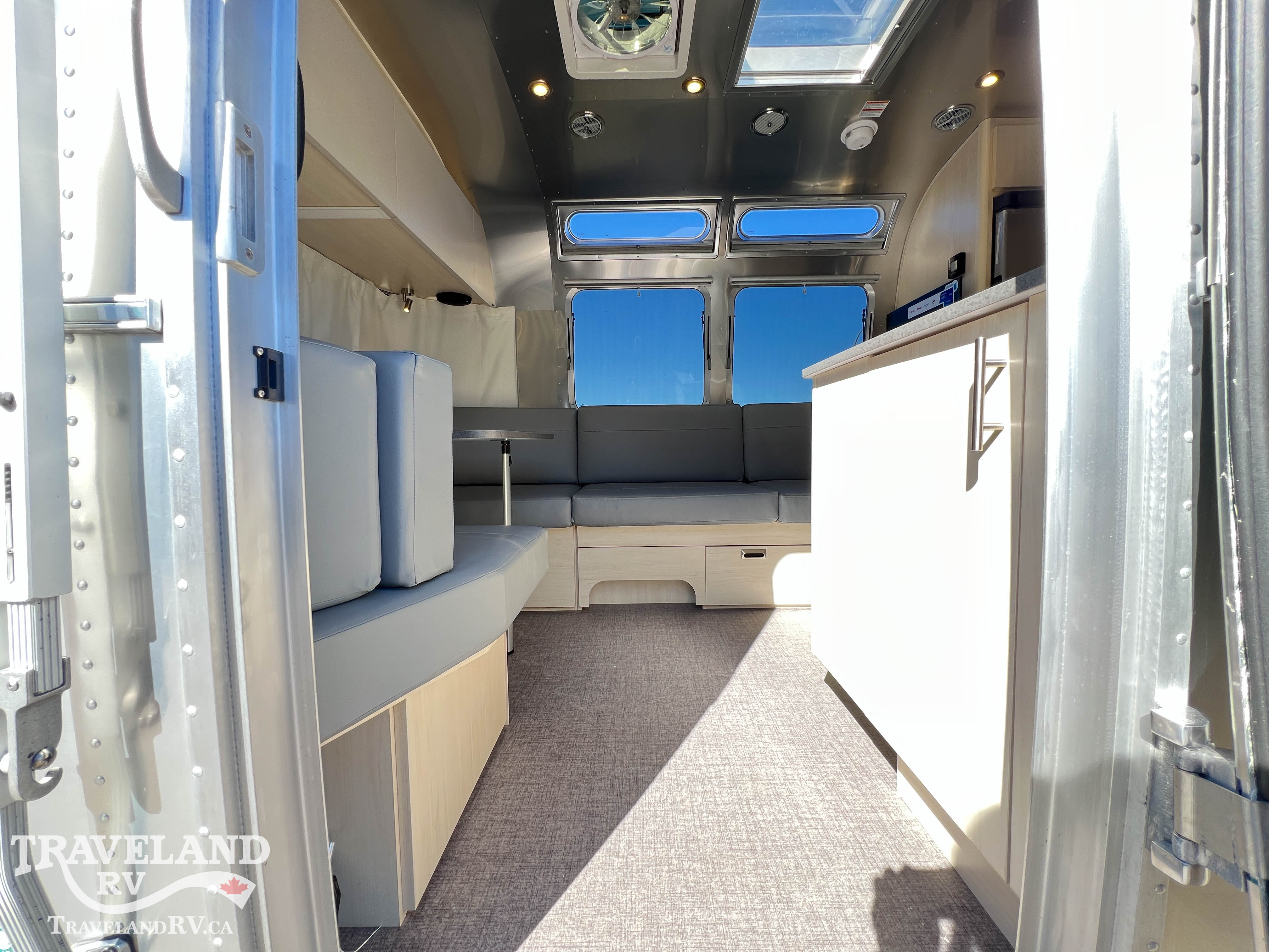 2026 Airstream Flying Cloud 27FB - Image 9