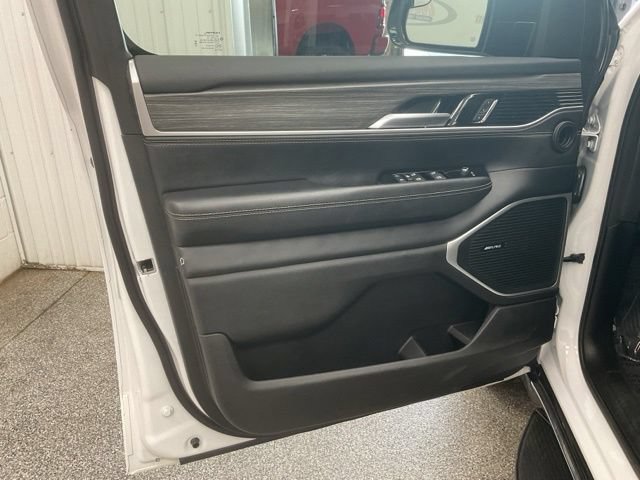 2024 Jeep Wagoneer L Utility 4D Series III 4WD - Image 12