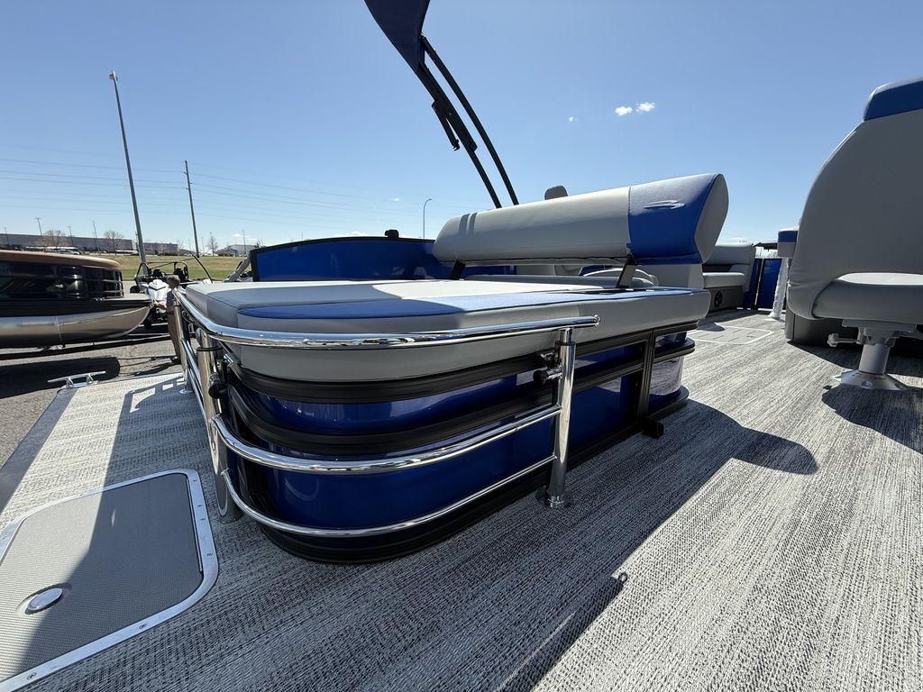 2025 Bennington 22 SSB Swingback Tri-Toon Pontoon - Image 13
