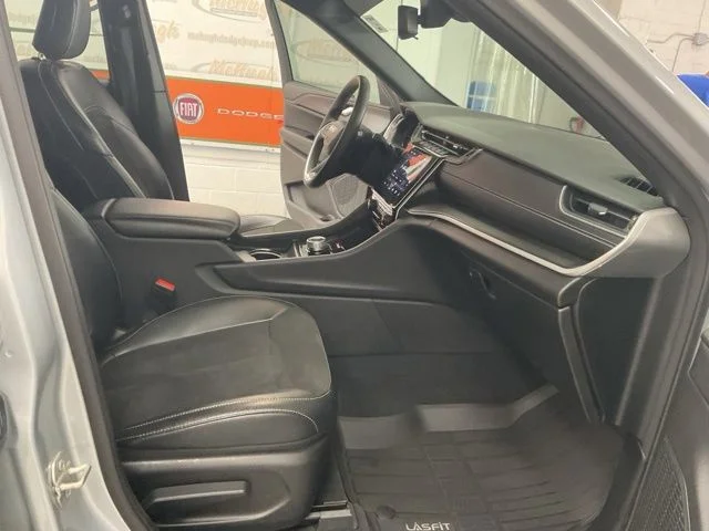 2023 Jeep Grand-Cherokee-L Laredo Altitude 4x4 - Image 26