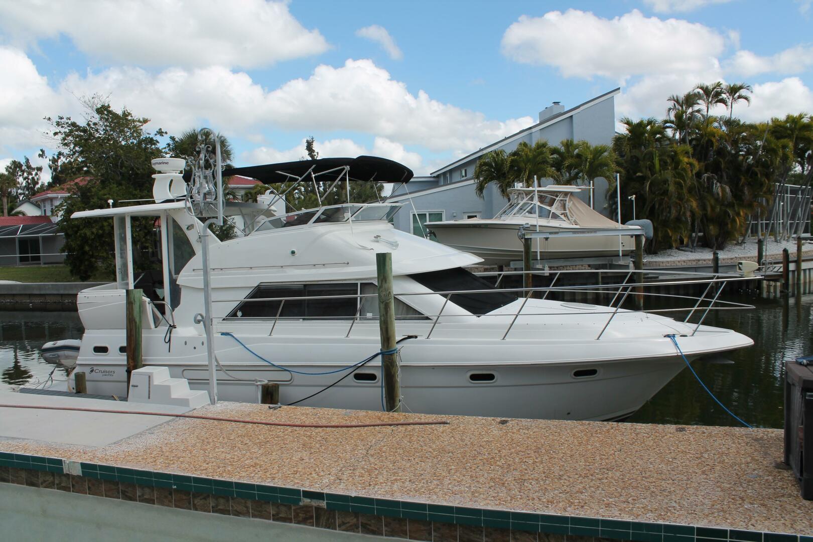 2004 Cruisers Yachts - Image 2