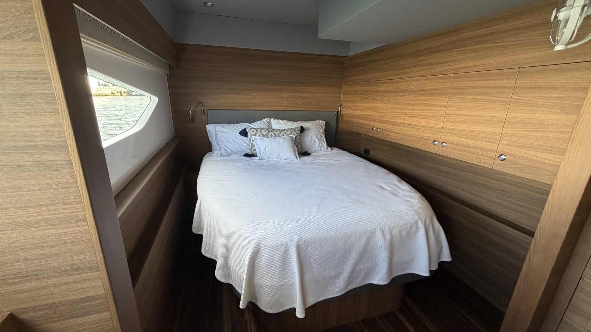 2025 Aquila 54 ENCLOSED BRIDGE - Image 94