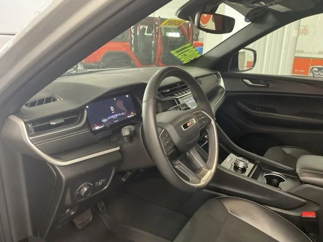 2023 Jeep Grand-Cherokee-L Laredo Altitude 4x4 - Image 12