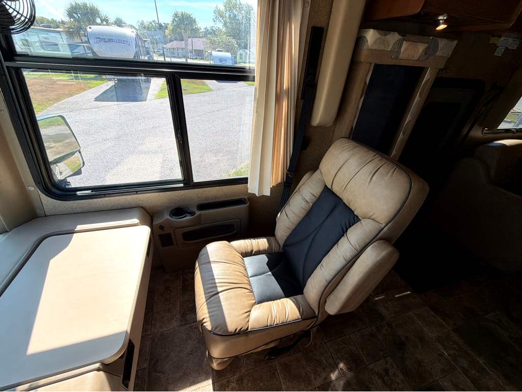 2014 THOR MOTOR COACH PALAZZO 33.2 - Image 9